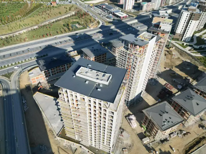 Çatı yalıtımı yapılan konut bloklarının havadan görünümü