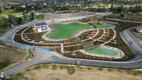 Membran yalıtımlı peyzaj göletleri bulunan parkın havadan görünümü