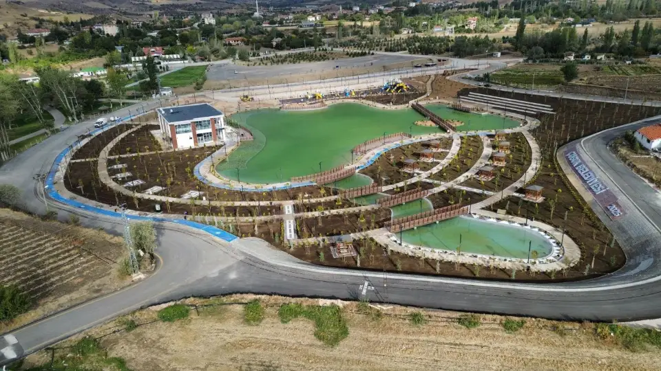Membran yalıtımlı peyzaj göletleri bulunan parkın havadan görünümü