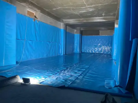 Bir hacmin duvar ve tabanına uygulanan mavi PVC su yalıtım membranı