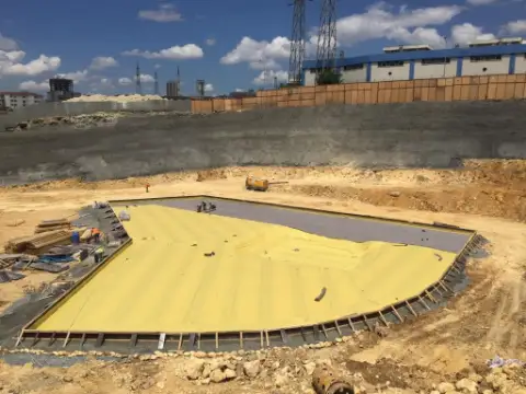 Geniş bir şantiyede temel altı su yalıtım membranı