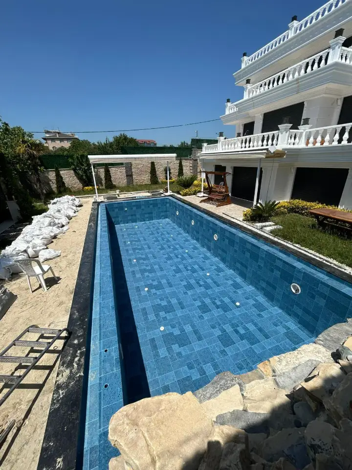 Yalıtımı tamamlanmış, mozaik kaplı villa havuzu